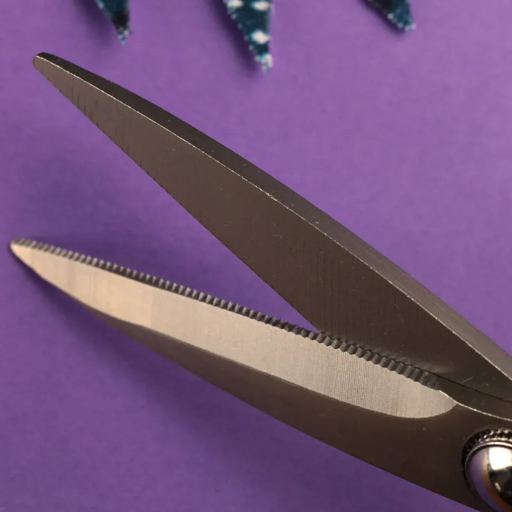 Bohin – Ciseaux de Précision Micro-dentés à Grands Anneaux Souples Bleu (17,5 cm) 3.webp