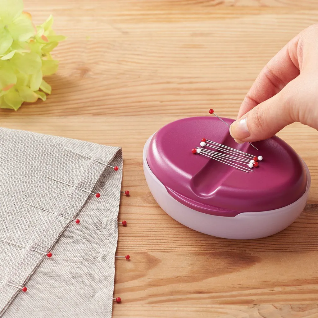 Clover – Pélote Aimantée Pour les Épingles Coloris Bordeaux 3.webp