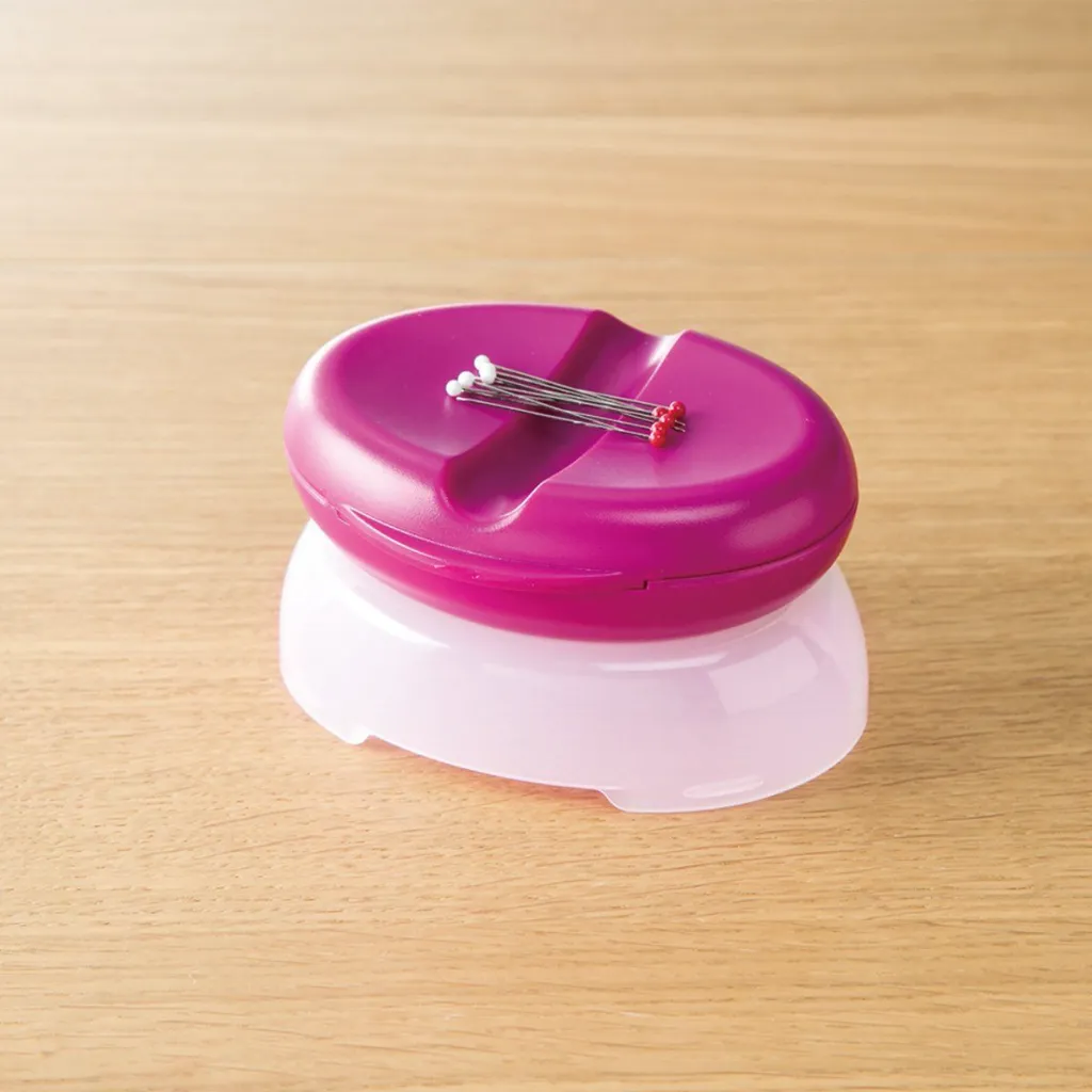 Clover – Pélote Aimantée Pour les Épingles Coloris Bordeaux 2.webp