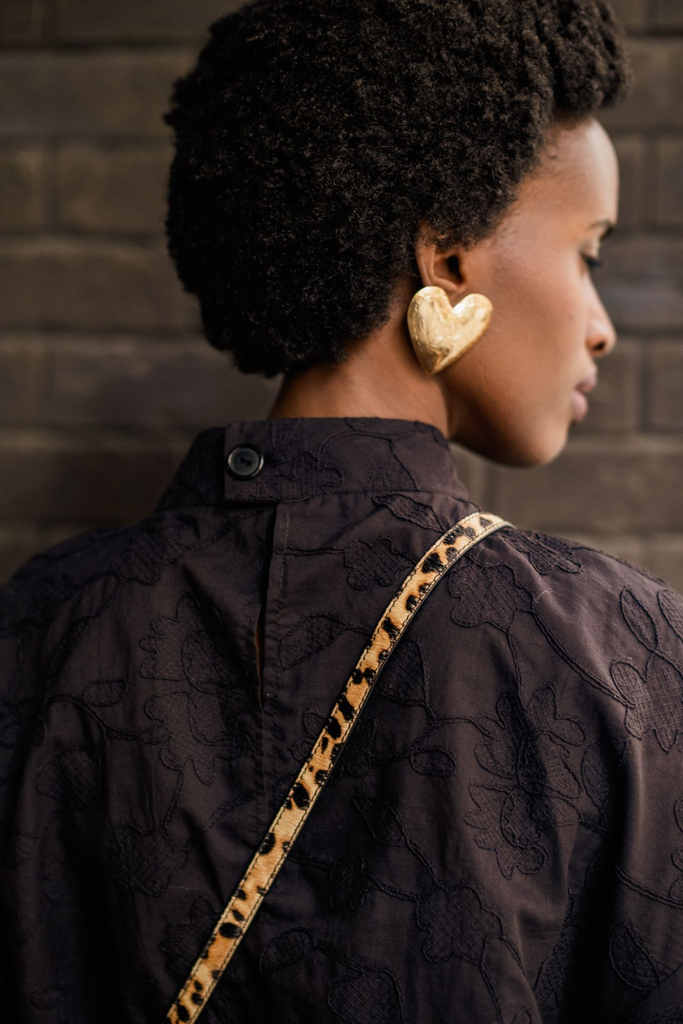 Fibre Mood – Tissu Coton Rebrodé Fleurs « Samira » Uni Noir .webp