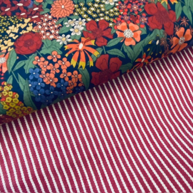 Sélection Coup de coudre – Tissu Denim de Coton Stretch Rayures Blanches sur le Fond Rouge 3.webp