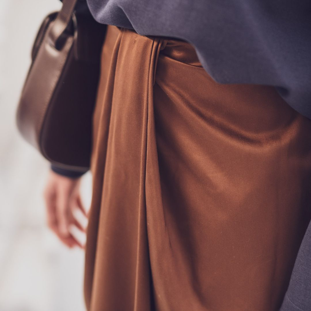 Fibre Mood – Tissu Satin de Lyocell «Trina» Uni Caramel  3.webp