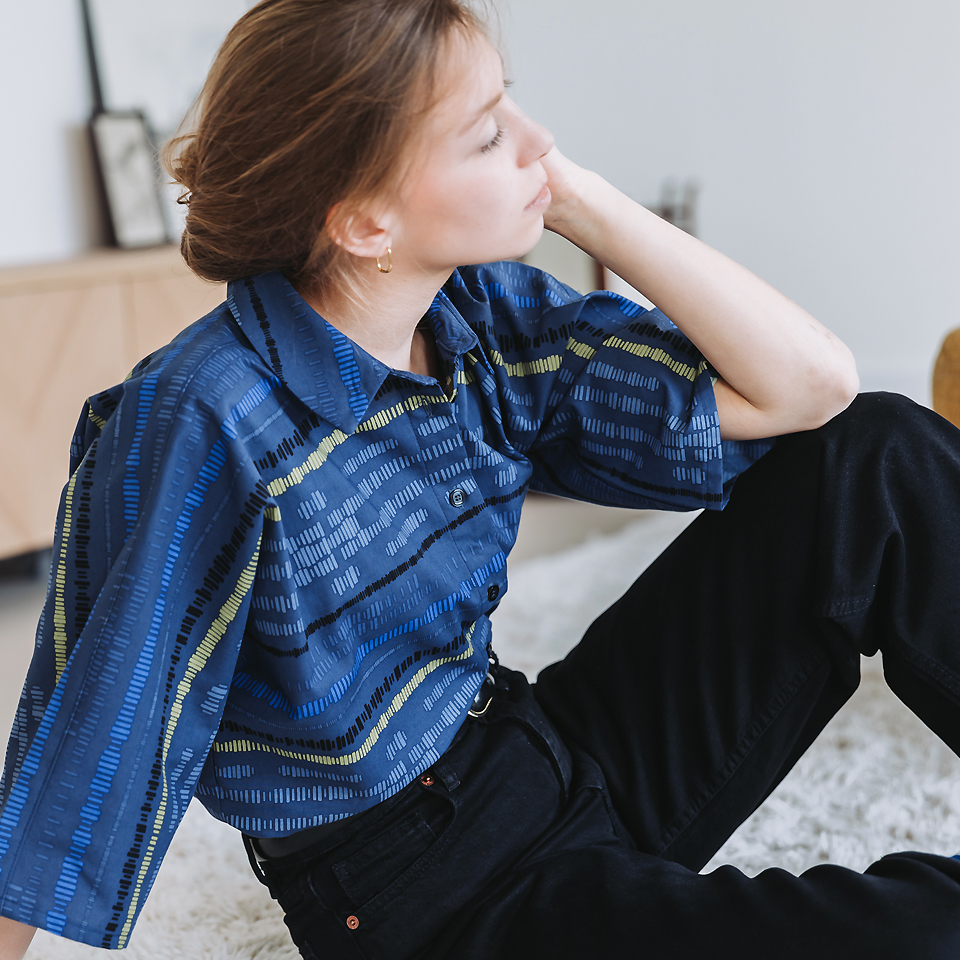 See You at Six – Tissu Coton Imprimé « Sound Waves » Bleu Océana  4.webp