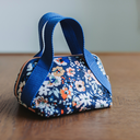 See You at Six – Tissu Toile de Coton Gabardine Imprimé « Flower Joy » Bleu Océana 3.webp