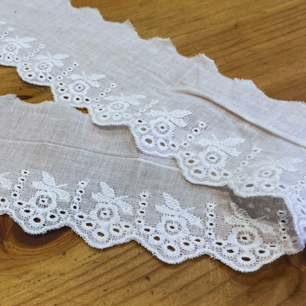 Sélection Coup de Coudre - Galon Broderie Anglaise Festonnée Fleurs Blanc 70 mm 3.webp