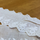 Sélection Coup de Coudre - Galon Broderie Anglaise Festonnée Fleurs Blanc 70 mm 2.webp