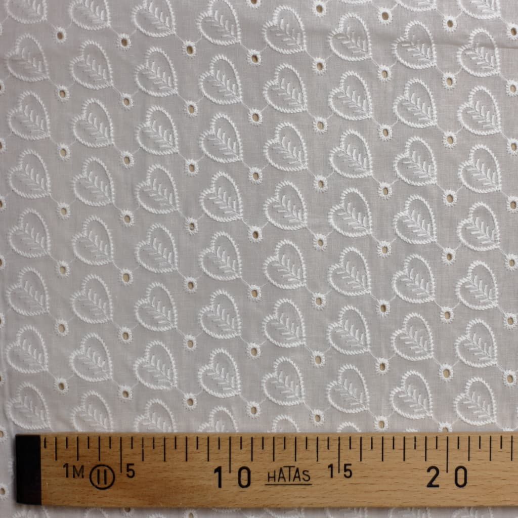 Sélection Coup de Coudre – Tissu Broderie Anglaise Ajouré à Motif Coeurs et Bords Festonnés 3.webp