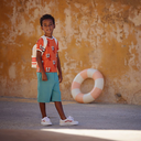 See-You-at-Six-Tissu-French-Terry-de-Coton-Imprime-Flip-Flops-sur-le-Fond-Rouge-Puffin-Bill-8.webp