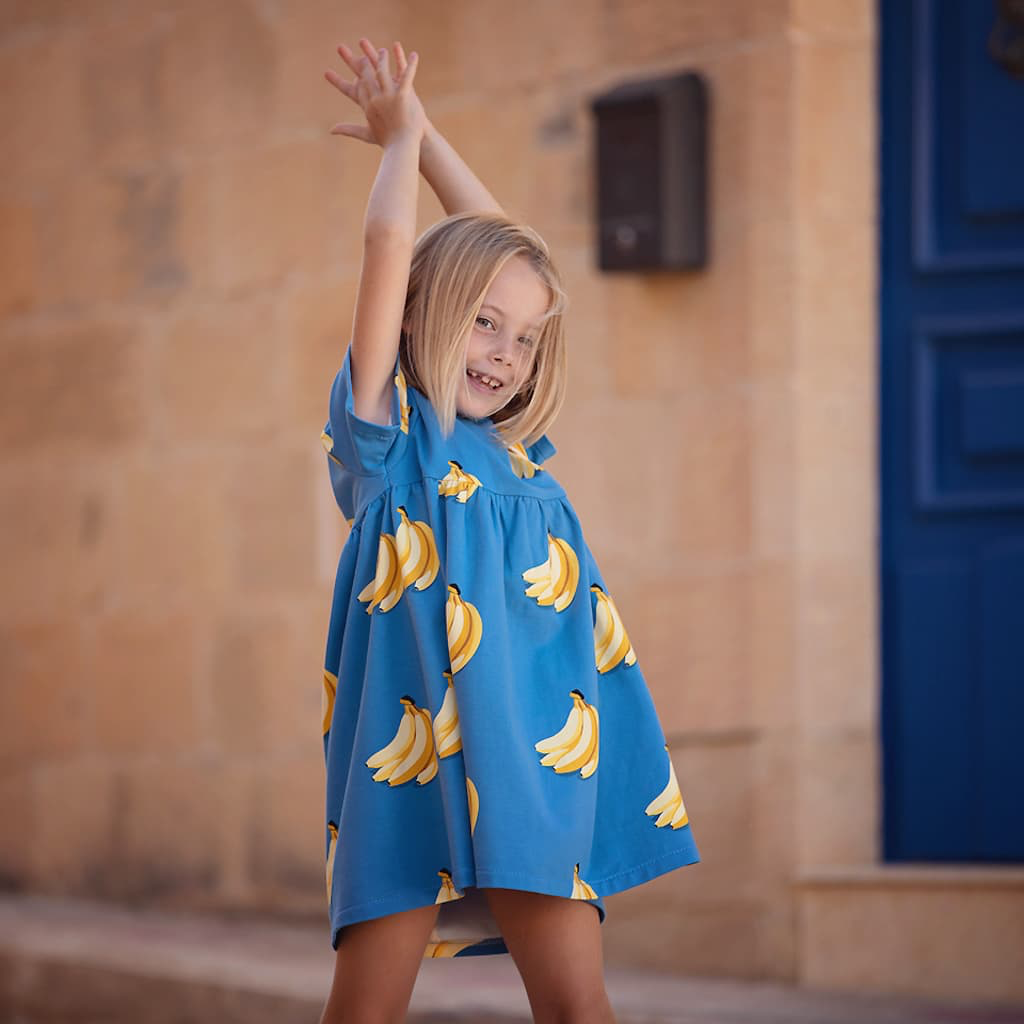 See-You-at-Six-Tissu-French-Terry-de-Coton-Imprime-Bananas-sur-le-Fond-Bleu-Mer-du-Belise-7.webp