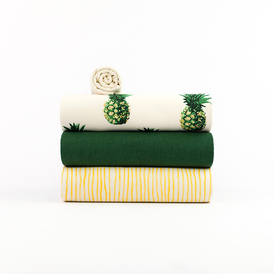 See You at Six – Tissu French Terry de Coton Imprimé « Pineapples» sur le Fond Crème Papyrus 6.webp