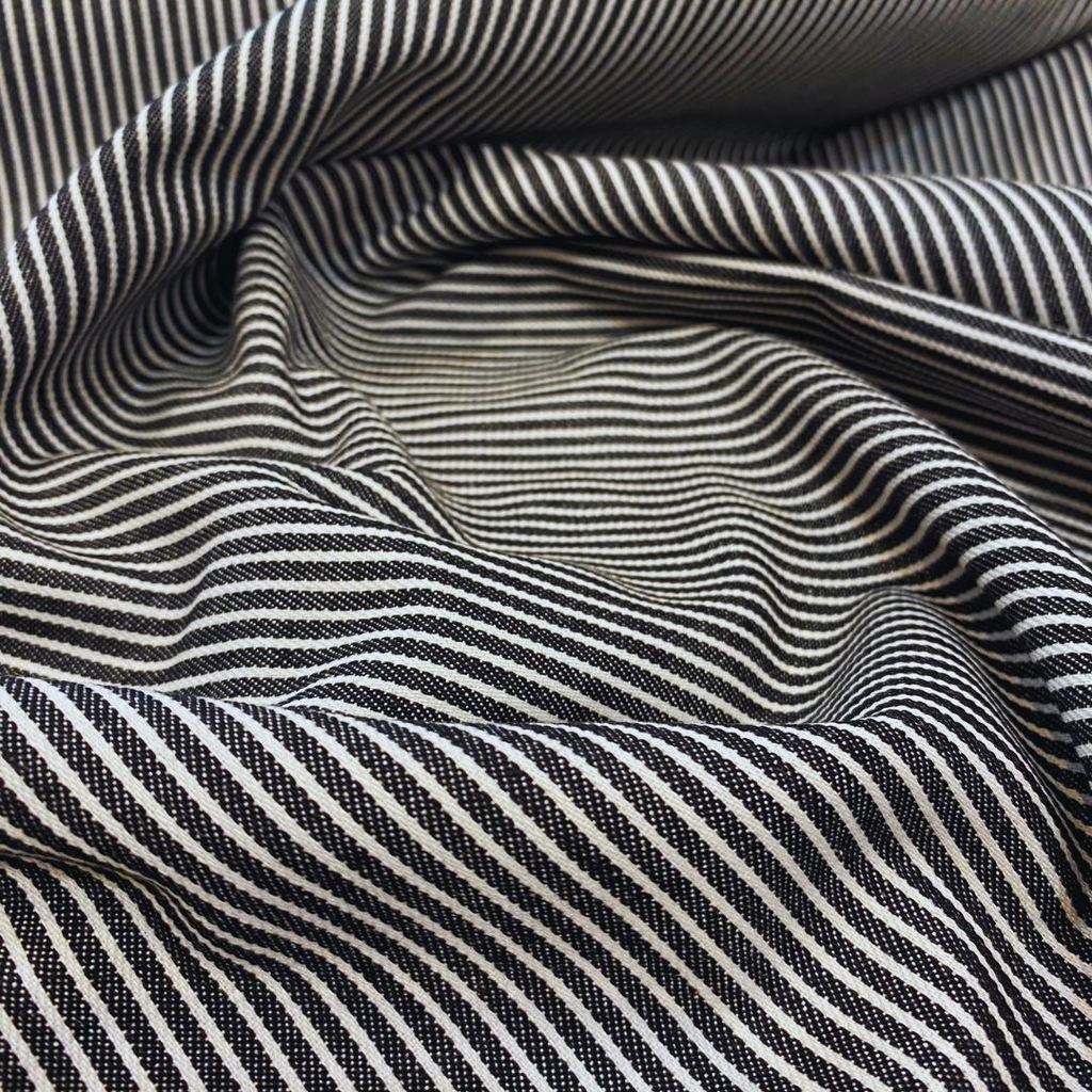 Sélection Coup de coudre – Tissu Denim de Coton Stretch Rayures Blanches sur le Fond Gris Anthracite 2.webp