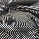 Sélection Coup de coudre – Tissu Denim de Coton Stretch Rayures Blanches sur le Fond Gris Anthracite 2.webp