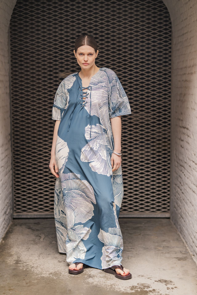 Fibre Mood – Tissu Toile Déperlante « Kaori » Imprimé Grande Fleur sur le Fond Bleu Pétrole 2.webp