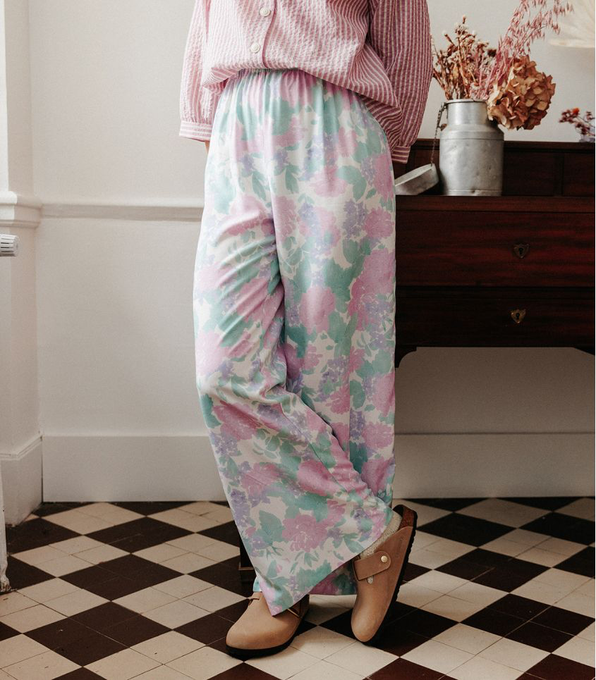 Singulière par Cousette – Tissu Viscose Imprimé « Pivoines Parmes » 5.webp