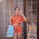 See-You-at-Six-Tissu-Popeline-de-Coton-Imprime-Flip-Flops-sur-le-Fond-Rouge-Puffin-Bill-3.webp