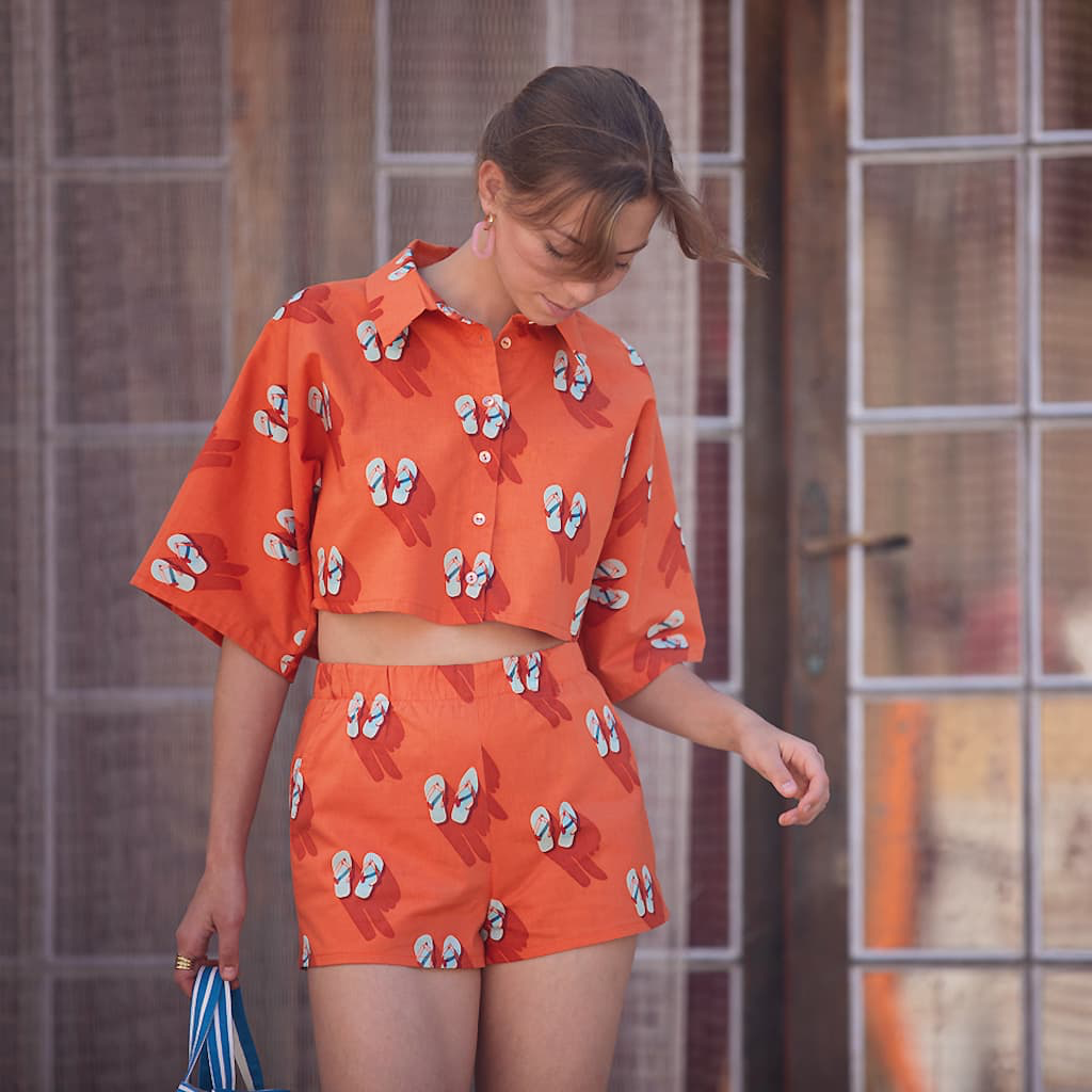 See-You-at-Six-Tissu-Popeline-de-Coton-Imprime-Flip-Flops-sur-le-Fond-Rouge-Puffin-Bill-2.webp
