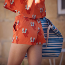 See-You-at-Six-Tissu-Popeline-de-Coton-Imprime-Flip-Flops-sur-le-Fond-Rouge-Puffin-Bill-5.webp
