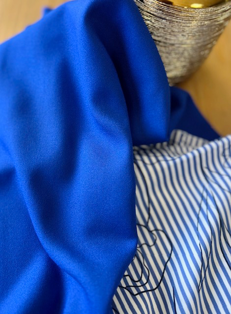 My Dress Made – Tissu Crêpe de Viscose Uni Bleu Klein 4.webp