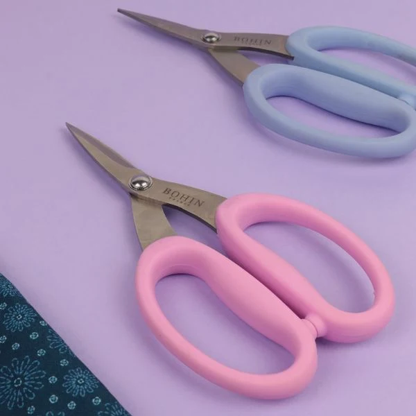 Bohin – Ciseaux de Précision Micro-dentés à Grands Anneaux Souples Rose  3.jpg.webp