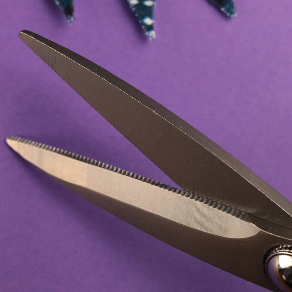 Bohin – Ciseaux de Précision Micro-dentés à Grands Anneaux Souples Bleu (17,5 cm) 3.webp