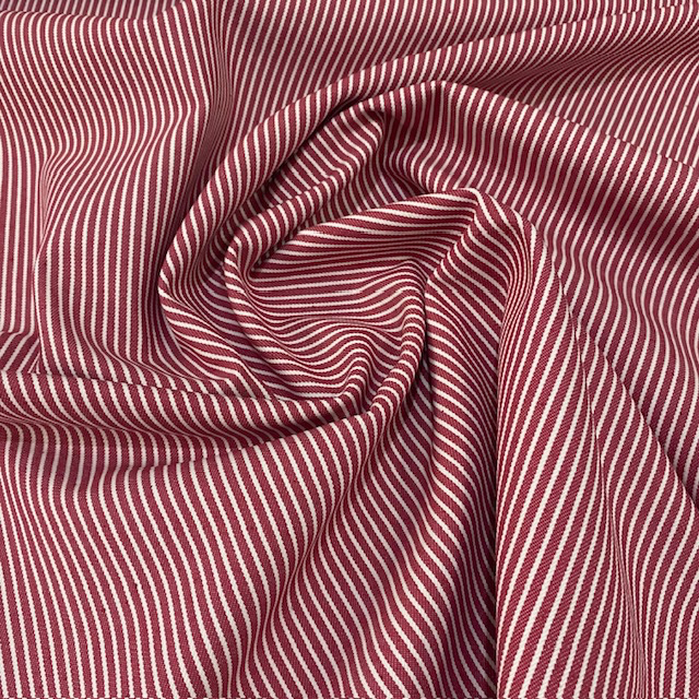 Sélection Coup de coudre – Tissu Denim de Coton Stretch Rayures Blanches sur le Fond Rouge - 10 cm