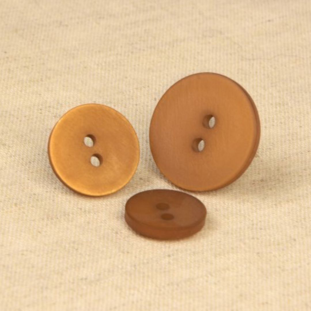 [60832-15-568] Bouton Classique Deux Trous Satiné Camel 15 mm