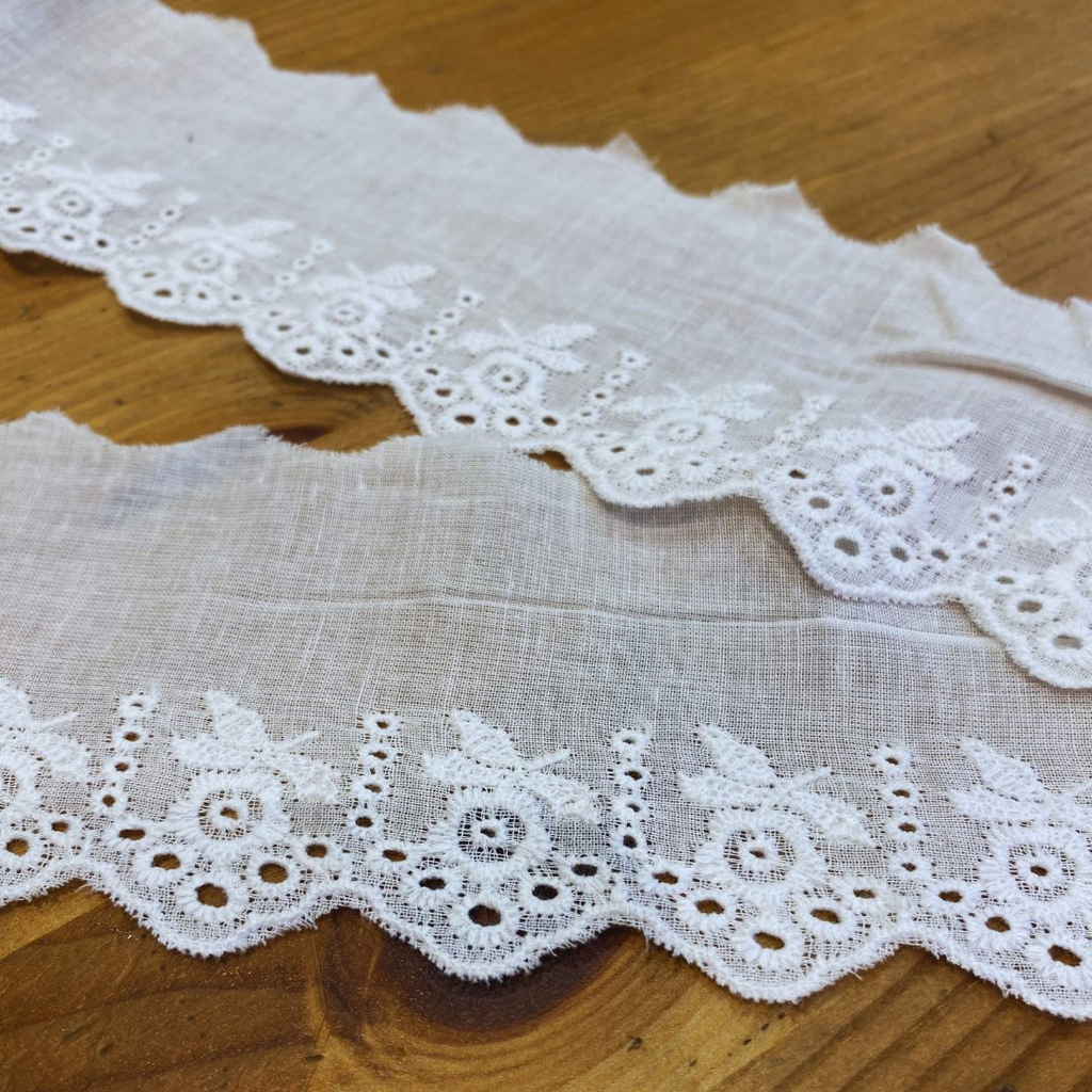 Sélection Coup de Coudre - Galon Broderie Anglaise Festonnée Fleurs Blanc 70 mm - 50 cm