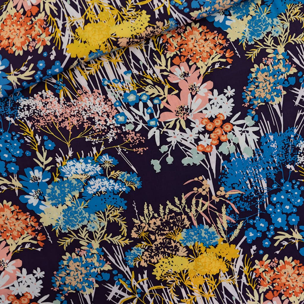 See You at Six - Tissu Satin de Viscose Ecovero Imprimé "Wild Flowers" sur le Fond Bleu du Soir - 10 cm