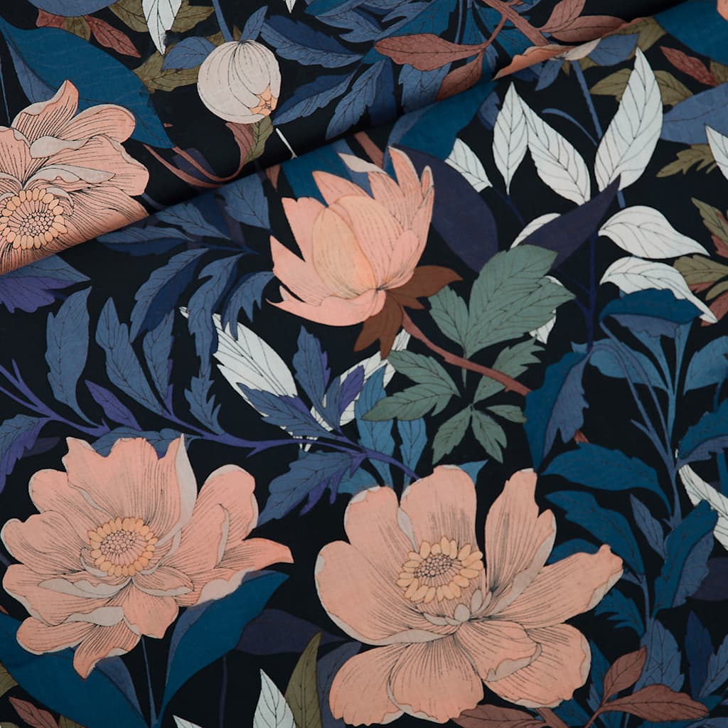 See You at Six – Tissu Satin de Viscose Ecovero Imprimé « Pasture Rose » sur le Fond Noir - 10 cm