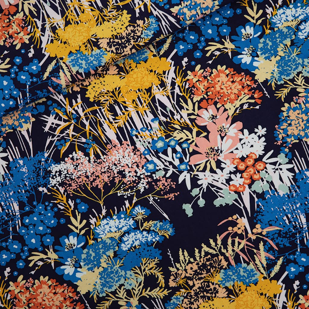 See You at Six – Tissu Toile de Coton Gabardine Imprimé « Wild Flowers » sur le fond Bleu du Soir - 10 cm