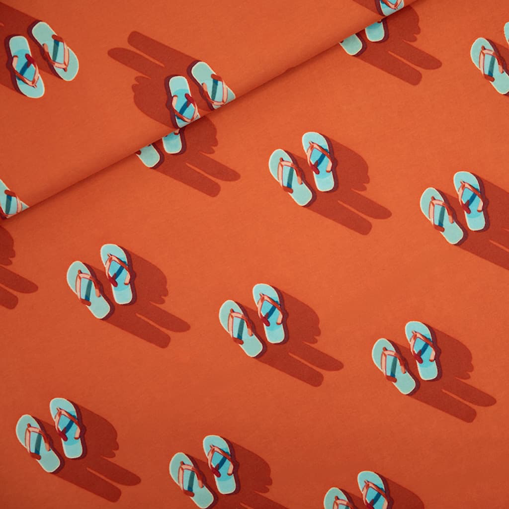 See You at Six – Tissu French Terry de Coton Imprimé « Flip Flops » sur le Fond Rouge Puffin Bill - coupon 1 m
