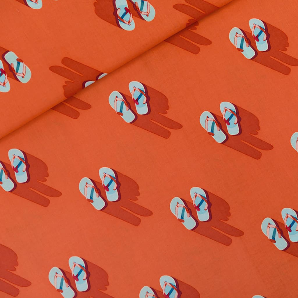 See You at Six – Tissu Popeline de Coton Imprimé « Flip Flops » sur le Fond Rouge Puffin Bill - 10 cm