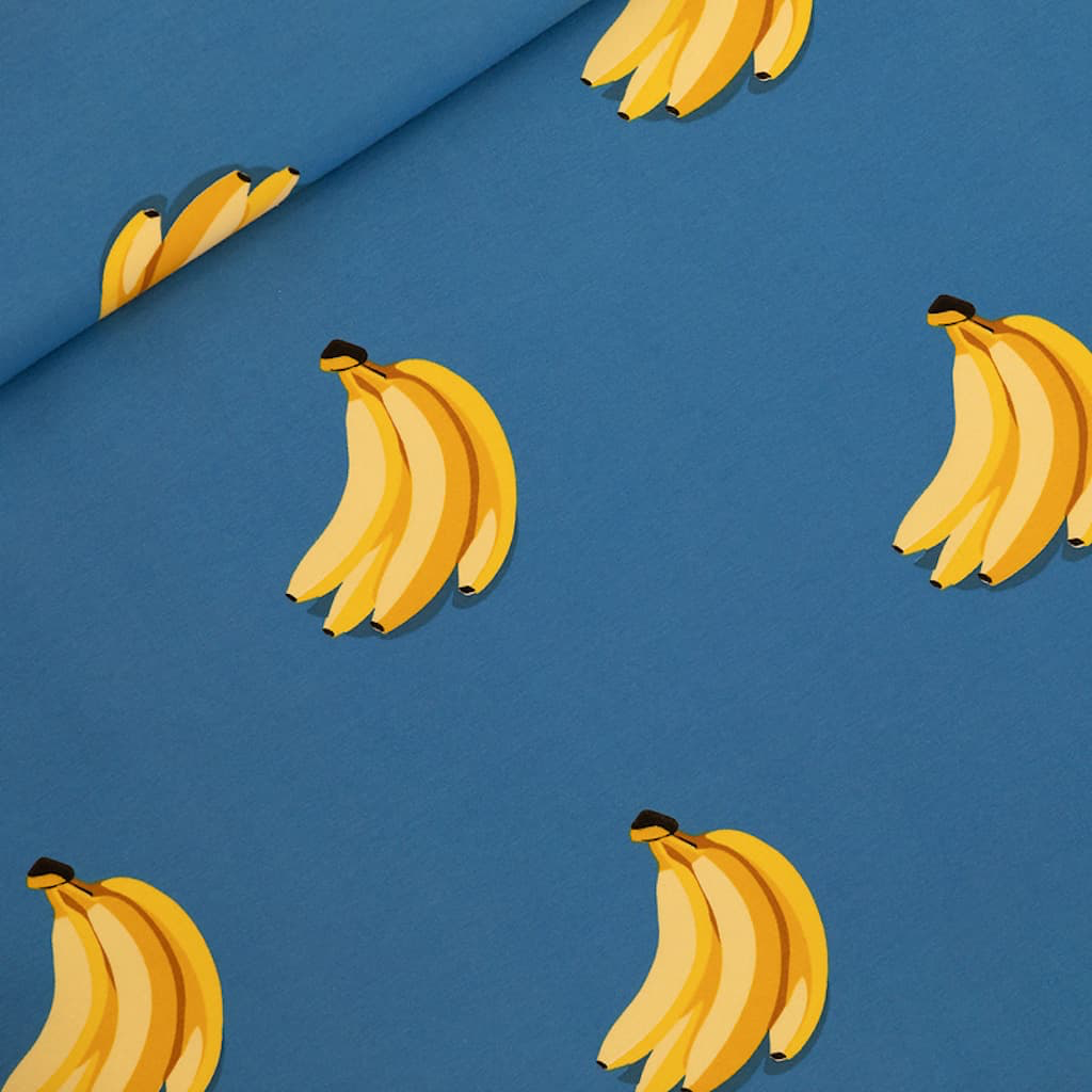 See You at Six – Tissu French Terry de Coton Imprimé « Bananas » sur le Fond Bleu Mer du Belise - 10 cm