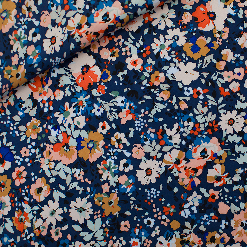 See You at Six – Tissu Satin de Viscose Ecovero Imprimé « Flower Joy » sur le Fond Bleu Océana - 10 cm