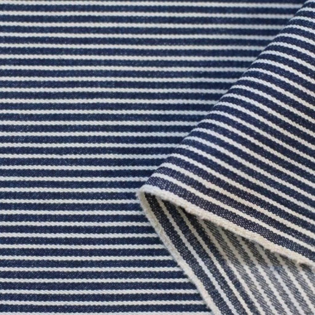 Sélection Coup de coudre – Tissu Denim de Coton Stretch Rayures Blanches sur le Fond Bleu Marine - 10 cm