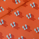 See You at Six – Tissu Popeline de Coton Imprimé « Flip Flops » sur le Fond Rouge Puffin Bill - coupon 1,2 m