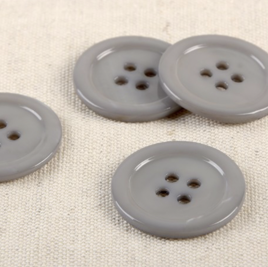 Bouton Nacre Quatre Trous Gris Clair 10 mm